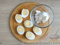 Фото приготовления рецепта: Яйца, фаршированные куриной печенью - шаг №6