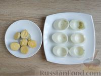 Фото приготовления рецепта: Яйца, фаршированные куриной печенью - шаг №7
