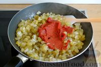 Фото приготовления рецепта: Солянка с колбасой и копчёной грудинкой - шаг №10