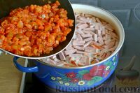 Фото приготовления рецепта: Солянка с колбасой и копчёной грудинкой - шаг №11