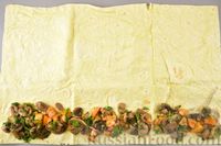 Фото приготовления рецепта: Пирог "Улитка" из лаваша, с фаршем, грибами, помидорами и сыром - шаг №11
