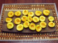 Фото приготовления рецепта: Сметанный торт-желе с абрикосами - шаг №6
