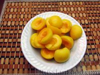 Фото приготовления рецепта: Сметанный торт-желе с абрикосами - шаг №9