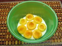 Фото приготовления рецепта: Сметанный торт-желе с абрикосами - шаг №12
