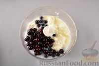 Фото приготовления рецепта: Десерт из творога с чёрной смородиной, маком и печеньем - шаг №9