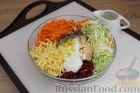 Фото приготовления рецепта: Капустный салат с морковью, красной смородиной и сыром - шаг №8