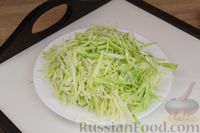 Фото приготовления рецепта: Капустный салат с морковью, красной смородиной и сыром - шаг №3