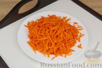 Фото приготовления рецепта: Капустный салат с морковью, красной смородиной и сыром - шаг №5