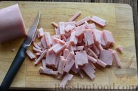 Фото приготовления рецепта: Салат с ветчиной, помидорами, сыром и огурцом - шаг №2