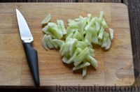 Фото приготовления рецепта: Салат с ветчиной, помидорами, сыром и огурцом - шаг №4
