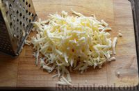 Фото приготовления рецепта: Салат с ветчиной, помидорами, сыром и огурцом - шаг №5