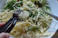 Фото приготовления рецепта: Салат с ветчиной, помидорами, сыром и огурцом - шаг №7