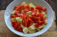 Фото приготовления рецепта: Запечённая картошка с болгарским перцем - шаг №3