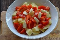 Фото приготовления рецепта: Запечённая картошка с болгарским перцем - шаг №4