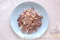 Фото приготовления рецепта: Салат с курицей, персиками, сыром и беконом - шаг №9