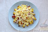 Фото приготовления рецепта: Салат с курицей, персиками, сыром и беконом - шаг №11
