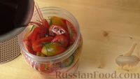 Фото приготовления рецепта: Маринованные помидоры и кабачки - шаг №5
