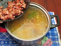 Фото приготовления рецепта: Гороховый суп с копчёностями - шаг №15