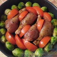 Фото приготовления рецепта: Куриные голени, запечённые с брюссельской капустой и помидорами - шаг №1