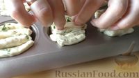 Фото приготовления рецепта: Булочки с чесноком и сыром (из дрожжевого теста) - шаг №13