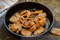 Фото приготовления рецепта: Свинина, жаренная с инжиром, в кисло-сладком соусе (на сковороде) - шаг №7