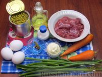 Фото приготовления рецепта: Салат из куриной печени с морковью, консервированным горошком и яйцами - шаг №1