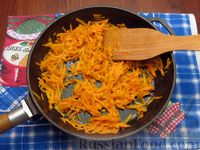 Фото приготовления рецепта: Салат из куриной печени с морковью, консервированным горошком и яйцами - шаг №6