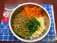 Фото приготовления рецепта: Салат из куриной печени с морковью, консервированным горошком и яйцами - шаг №11