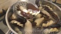Фото приготовления рецепта: Шоколадные вареники с вишней - шаг №9