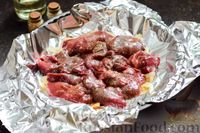 Фото приготовления рецепта: Куриная печень, запечённая с беконом и луком (в фольге) - шаг №6