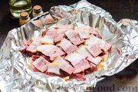 Фото приготовления рецепта: Куриная печень, запечённая с беконом и луком (в фольге) - шаг №7