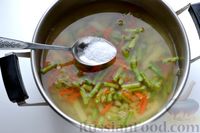 Фото приготовления рецепта: Овощной суп со стручковой фасолью и варёными яйцами - шаг №11
