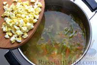 Фото приготовления рецепта: Овощной суп со стручковой фасолью и варёными яйцами - шаг №12