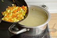 Фото приготовления рецепта: Сырный суп с курицей и кабачками - шаг №10