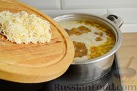 Фото приготовления рецепта: Сырный суп с курицей и кабачками - шаг №14