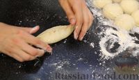 Фото приготовления рецепта: Сдобные пирожки с вишней - шаг №17