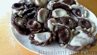 Фото к рецепту: Шоколадные вареники с вишней