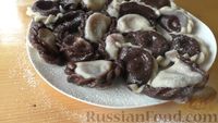 Фото приготовления рецепта: Шоколадные вареники с вишней - шаг №10