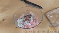 Фото приготовления рецепта: Дрожжевые пирожки с куриным фаршем и сыром - шаг №5
