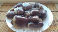 Фото приготовления рецепта: Индюшиные сердечки с грибами, тушенные в сливочном соусе - шаг №3