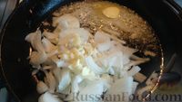 Фото приготовления рецепта: Индюшиные сердечки с грибами, тушенные в сливочном соусе - шаг №9