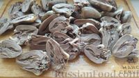 Фото приготовления рецепта: Индюшиные сердечки с грибами, тушенные в сливочном соусе - шаг №7