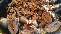 Фото приготовления рецепта: Индюшиные сердечки с грибами, тушенные в сливочном соусе - шаг №11