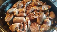 Фото приготовления рецепта: Индюшиные сердечки с грибами, тушенные в сливочном соусе - шаг №12
