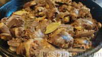 Фото приготовления рецепта: Индюшиные сердечки с грибами, тушенные в сливочном соусе - шаг №13