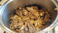 Фото приготовления рецепта: Индюшиные сердечки с грибами, тушенные в сливочном соусе - шаг №14