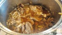 Фото приготовления рецепта: Индюшиные сердечки с грибами, тушенные в сливочном соусе - шаг №15