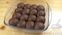 Фото приготовления рецепта: Шоколадные булочки с начинкой, в сахарном сиропе - шаг №9