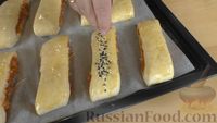 Фото приготовления рецепта: Дрожжевые пирожки с куриным фаршем и сыром - шаг №10