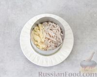 Фото приготовления рецепта: Слоёный салат с курицей, шампиньонами, сыром и черносливом - шаг №9